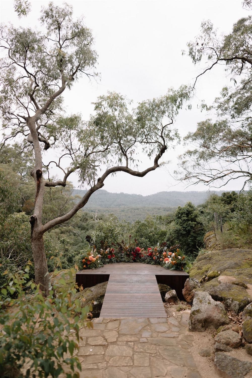 platform_overlooking_Kangaroo_valley_decorated_in_flowers